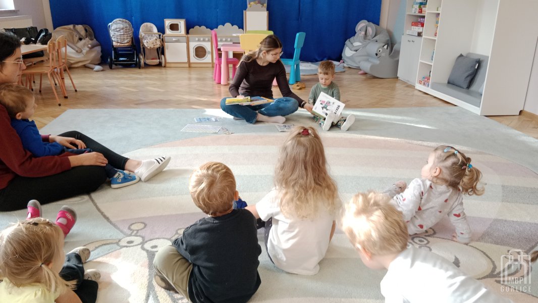 Biblioteka Gorlice, Bibliotekarka prezentuje wyprawke kolejnej grupie przedszkolakow